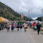 La vía Cuenca- Girón- Pasaje está cerrada en Giron y Tarqui. Decenas de viajantes hacen trasbordos para llegar a Cuenca.