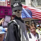 La gente participa en una protesta contra el aumento de las detenciones de inmigrantes afuera de centro de procesamiento de Inmigración en Nueva York, EE. UU.