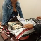 Dos mujeres trasladaban 2 millones de dólares y fueron detenidas por sospecha de lavado de dinero.