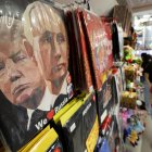 Una camiseta con retratos del presidente ruso Putin y del presidente estadounidense Trump en un mercado de recuerdos en Moscú, Rusia, el 13 de agosto de 2025.