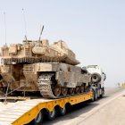 Un camión transporta un tanque israelí cerca de la frontera con la Franja de Gaza, visto desde el lado israelí, en el sur de Israel, el 12 de agosto de 2025.