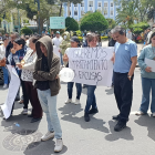 Pacientes renales marchan en Loja para exigir pagos a clínicas de diálisis.