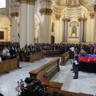 El batallón Guardia Presidencial vigilan el féretro del fallecido precandidato presidencial Miguel Uribe Turbay en la catedral Primada en Bogotá (Colombia).