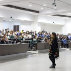 La astrofísica ecuatoriana Ph. D. Silvana Delgado presentó en la ESPOL una charla sobre galaxias gigantes y agujeros negros supermasivos