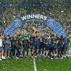 Jugadores de PSG celebraron y levantaron el trofeo de la Supercopa de Europa, el quinto título ganado en 2025.