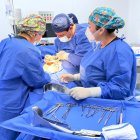 Sala de intervención quirúrgica durante una cesárea en el hospital Universitario de Guayaquil
