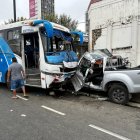 Bomberos cortaron la puerta de la camioneta para liberar al conductor atrapado entre el volante y el tablero.