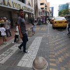 En lugares como Víctor Manuel Rendón y Córdova, centro de Guayaquil, se observa la infraestructura peatonal dañada.