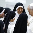 El Papa León XIV saluda a las monjas durante la Audiencia General semanal en la Sala Pablo VI, Ciudad del Vaticano, 13 de agosto de 2025.