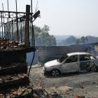 Se observan casas y un automóvil quemados tras un incendio forestal en A Caridade, cerca de Monterrei, en la provincia de Ourense, en el norte de España, el 14 de agosto de 2025.