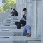 Una persona leyendo frente a la Facultad de derecho de la Universidad de Buenos Aires (UBA), en Buenos Aires (Argentina).
