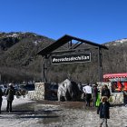 Turistas disfrutan de las instalaciones del Centro de Esquí Nevados de Chillán en la provincia de Ñuble, Chile, el 10 de julio de 2025.