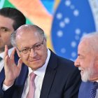 El vicepresidente Geraldo Alckmin (i), y el presidente de Brasil, Luiz Inácio Lula da Silva, durante la firma del paquete de ayudas a los exportadores afectados por los aranceles de Estados Unidos impuestos a Brasil este miércoles, en el Palacio del Planalto en Brasilia (Brasil). "Ya hablé con la India, con China, con Sudáfrica, y voy a hablar con Francia, con Alemania y con todo el mundo" a fin de promocionar le oferta exterior de Brasil, dijo Lula en una ceremonia en la que el Gobierno anunció un paquete de ayuda a los exportadores afectados por los aranceles del 50 %. EFE/ Andre Borges