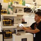 Almacén. Un ejecutivo de venta de una tienda en Quito muestra uno de los focos recargables que más se están vendiendo en estos días.