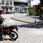 Calles de Cumbayá, como la Manabí, están copadas de diversos negocios. Algunos cuentan con seguridad privada.