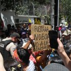 El 12 de mayo, fuera de las instalaciones de la Corte Constitucional del Ecuador, dos manifestaciones se encontraron, los que estaban a favor y en contra del régimen.