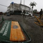Foto referencial. Ataque del  20 de mayo de 2024 que muestra a militares que custodian una casa destruida frente a estación de Policía hostigada por disidentes de las FARC en Morales, departamento de Cauca.