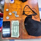 El presunto implicado herido tenía un celular y dinero en efectivo.