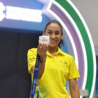 La ecuatoriana Gabriela Vargas empuñando la plata con la que suma ya 3 preseas en China.