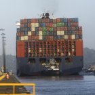 Un barco cruzando el Canal de Panamá.