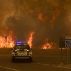 Vecinos y bomberos intentan aplacar el fuego que afecta este viernes a la aldea de Lamas (Cualedro), en Ourense