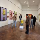 170 obras distribuidas en seis salas y cinco espacios adicionales son parte de la exposición.