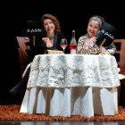 Las actrices, Tannia Salas y Sonia del Cisne dan vida a las protagonistas de esta cómica puesta en escena.