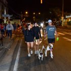 Moradores salen con sus perros a "patrullar" el barrio.