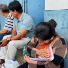 Un grupo de familiares de uno de los trece mineros asesinados en yacimiento aurífero de la región peruana de Pataz, durante su velorio, en Trujillo.