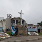 Civismo. Los pobladores honrar la lucha de quienes impulsaron la cantinización y posan en los monumentos.