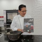 Chef. El chef Gerardo León sostiene el libro premiado “Ají – Salsas Picantes”, orgullo de la gastronomía ecuatoriana.