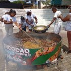 Platillo. Cocineras locales se unieron para preparar el plato.