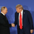 Trump y Putin e saludan al finalizar una declaración conjunta este viernes, en Anchorage