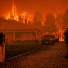 Escena. Los bomberos tratan de luchar contra el fuego en Guarda.