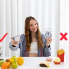 Uno de los errores más comunes al practicar ayuno intermitente es pensar que, en las horas disponibles para comer, se puede ingerir cualquier tipo de alimento sin medida.