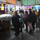Pan. Ciudadanos de Bolivia hacen fila para encontrar pan fresco ante una crisis económica que encareció varios productos alimenticios básicos y la gasolina para vehículos.