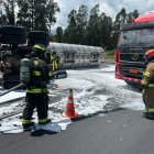 Este domingo 17 de agosto se registró el volcamiento de un tanquero con derrame de combustible en la calzada del sector Tababela, redondel de Alpachaca.