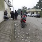 Familiares y allegados de los fallecidos llegan a la morgue de Santo Domingo en busca de información.