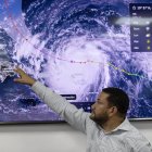 El predictor de la Oficina Nacional de Meteorología, Wagner Rivera, señala una pantalla este sábado, en Santo Domingo (República Dominicana). El huracán Erin se intensificó rápidamente hasta convertirse en un "catastrófico" categoría 5, la máxima en la escala Saffir-Simpson, con vientos máximos sostenidos cercanos a los 260 kilómetros por hora mientras avanza por el Atlántico, informó el Centro Nacional de Huracanes (NHC, en inglés) de EE.UU. EFE/ Orlando Barría