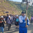 El esfuerzo físico no detiene a los devotos que caminan junto a la "Churonita" con fe y gratitud