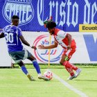 Técnico Universitario recibe a Emelec en el estadio Bellavista.