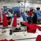 Uno de los talleres donde se elaboran prendas de vestir, lo que genera varias plazas de trabajo.