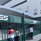 En el Hospital del IESS, del sur de Quito, donde pacientes esperan para acceder al servicio.