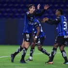 Michael Hoyos (i) celebra con Renato Ibarra el segundo gol con el que el equipo venció el sábado 2-1 a Orense.