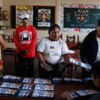 Jurados cuentan votos al cierre de la jornada de elecciones generales de Bolivia este domingo, en el municipio de Villa Tunari (Bolivia).