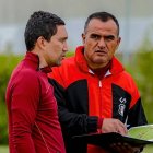 Geovanny Cumbicus, técnico de los ambateños (d), explotó contra el arbitraje nacional.