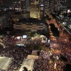 Multitudes se toman las calles de Tel Aviv.