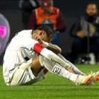 Neymar Jr. no aguantó y terminó sentado en la cancha llorando tras el 6-0 ante el Vasco da Gama por el Campeonato Brasileño.