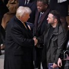 El presidente Donald J. Trump, saluda al presidente de Ucrania, Volodímir Zelenski, dentro de la Catedral de Notre Dame, en París, Francia, el 7 de diciembre de 2024.