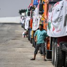 Camiones cargados con ayuda con destino a Gaza esperan en el lado egipcio del cruce fronterizo entre Egipto y la Franja de Gaza, en Rafah, Gobernación de Sinaí del Norte, Egipto.